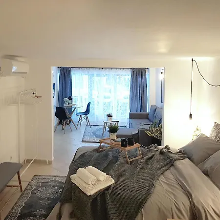 Loui Navarinou Comfy Apartment *